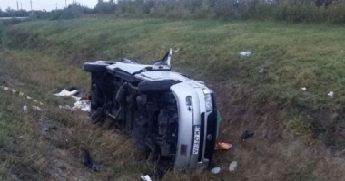 GRAV ACCIDENT! ȘASE VICTIME, după ce microbuzul care îi aducea în țară s-a răsturnat