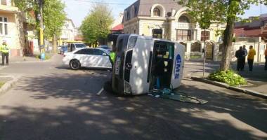 La un pas de tragedie în Constanța. Maxi taxi cu pasageri, răsturnat - 3