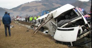 Stire din Eveniment : Un microbuz cu nouă pasageri s-a răsturnat din cauza vitezei excesive