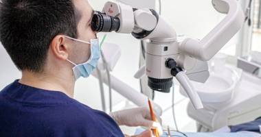 Stire din Sănătate : Inovație în medicina dentară: microscopul care îți arată interiorul dinților