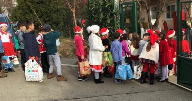 Stire din Cultură-Educație : Micuții de la Liceul "Ion Podaru" din Ovidiu au oferit daruri celor de la Centrul "Micul Rotterdam"