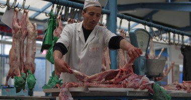 Stire din Social : Carne de miel CU BLANĂ, găsită într-un lanț de magazine