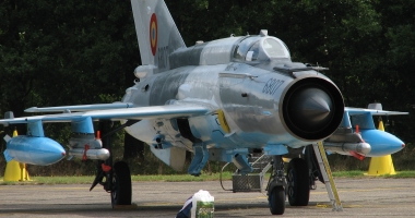Stire din Eveniment : Avionul avea 450 km/h în momentul defecțiunii. Pilotul s-ar fi rănit din cauza altitudinii joase la catapultare
