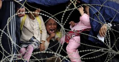Peste 5.000 de refugiați sunt blocați la frontiera dintre Grecia și Macedonia