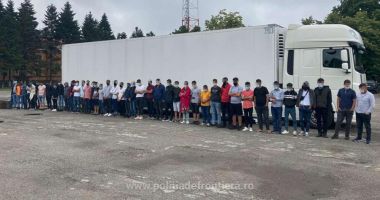 44 de migranți, prinși în timp ce încercau să iasă ilegal din România într-un taxi și un camion