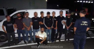 Stire din Eveniment : 10 migranți ascunși în compartimentul de mărfuri al unui microbuz, depistați de Poliția de frontieră