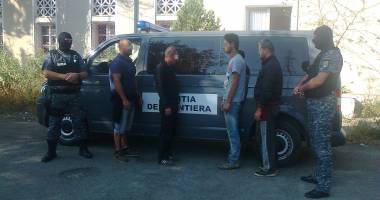 12 migranți prinși în timp ce treceau granița ilegal - 5