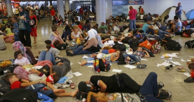 Stire din Actualitate : O tabără de migranți din nordul Franței, evacuată de forțele de ordine