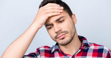 Migrenele vă dau bătăi de cap? Care sunt factorii declanșatori