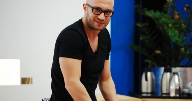 Stire din Monden : Dorința lui Bendeac pentru 2014: "SĂ MĂ CEARĂ DE BĂRBAT Iulia Albu"