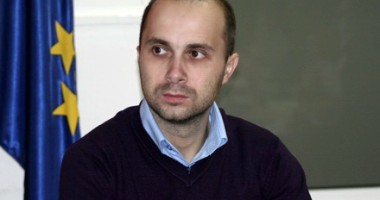 Stire din Politică-Administrație : Ce crede Mihai Petre despre Ecaterina Andronescu