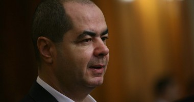 Stire din Politică-Administrație : Mihai Stănișoară, evacuat cu tractorul și remorca din sediul de parlamentar