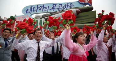 Stire din Actualitate : Mii de nord-coreeni au dansat  în onoarea lui Kim Jong Il