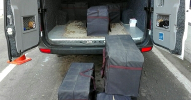 Mii de parfumuri contrafăcute, găsite în pereții falși ai unor microbuze - 2