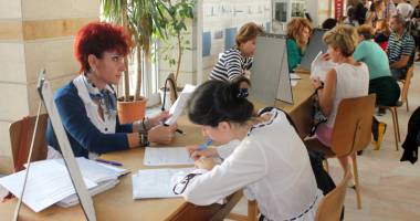 Stire din Social : Mii de absolvenți caută de muncă. Iată ce facilități sunt pentru angajatori