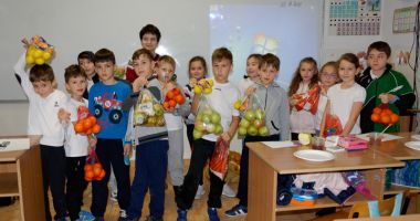 Stire din Cultură-Educație : Mii de kilograme de legume și fructe, donate de elevii Școlii "Lucian Grigorescu"