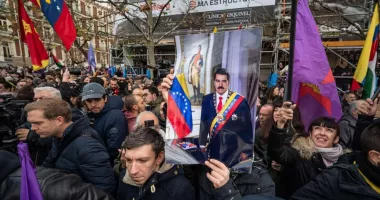Stire din Actualitate : Mii de oameni protestează la Madrid în fața ambasadei SUA după capturarea lui Maduro