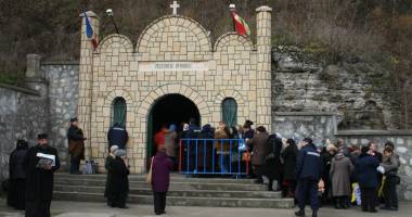 Stire din Cultură-Educație : Mii de pelerini așteptați la Mănăstirea Peștera Sfântului Apostol Andrei
