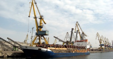 Stire din Economie : Mii de tractoare vechi sunt exportate prin portul Constanța