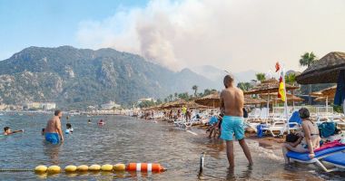 Stire din Actualitate : Mii de turişti s-au refugiat pe malul Mării Egee ca să scape de incendii