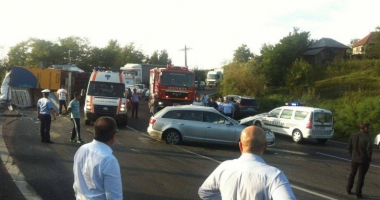 GRAV ACCIDENT RUTIER! Trei victime, după ce un TIR s-a răsturnat peste două mașini