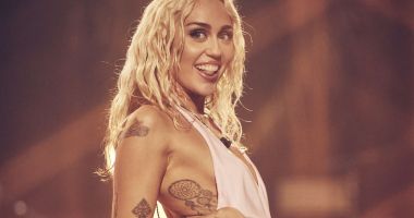 Stire din Actual : Hitul „Flowers” al cântăreţei Miley Cyrus, desemnat cel mai bine vândut single din 2023