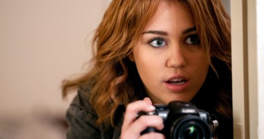 Stire din Monden : Miley Cyrus, idolul adolescentelor, s-a drogat pe scenă