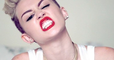 Stire din Monden : ANCHETĂ pentru Miley Cyrus după ce ar fi FUMAT MARIJUANA pe scenă