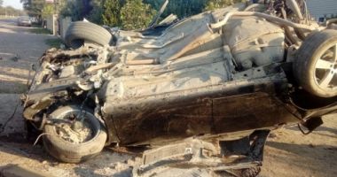 ACCIDENT GRAV! O mașină a dărâmat un gard și s-a răsturnat . Două victime