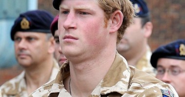 Stire din Actualitate : Regina Elisabeta sprijină revenirea Prințului Harry  în Afganistan