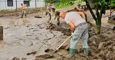 Armata intervine în Bușteni, în sprijinul localnicilor afectați de viituri