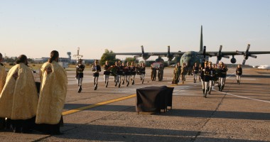 GALERIE FOTO / Lacrimi și durere! Militarii uciși în luptă în Afganistan au fost repatriați - 7