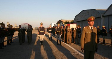 GALERIE FOTO / Lacrimi și durere! Militarii uciși în luptă în Afganistan au fost repatriați - 2