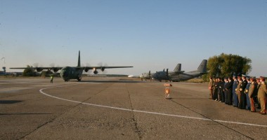 GALERIE FOTO / Lacrimi și durere! Militarii uciși în luptă în Afganistan au fost repatriați - 5