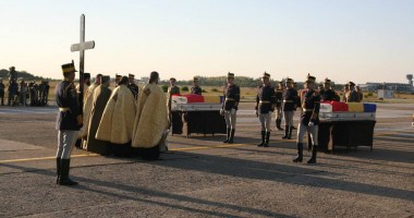 GALERIE FOTO / Lacrimi și durere! Militarii uciși în luptă în Afganistan au fost repatriați - 4