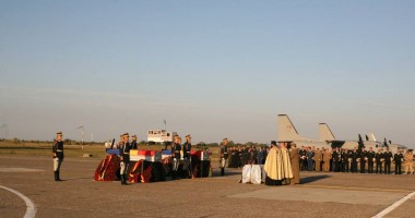 Stire din Eveniment : GALERIE FOTO / Lacrimi și durere! Militarii uciși în luptă în Afganistan au fost repatriați