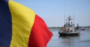 Stire din Eveniment : Militarii Centrului  de Scafandri, activități  de instruire pe Dunăre