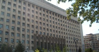 Stire din Economie : Ministerele n-au aflat că angajările la stat sunt suspendate?
