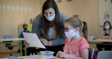 Stire din Cultură-Educație : Ministerul Educației face recensământul cadrelor didactice care vor să se vaccineze
