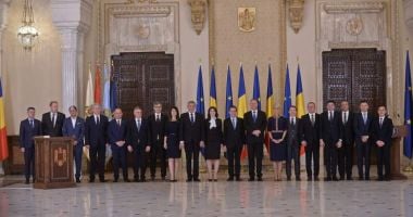 Noii miniștri își preiau mandatele. Iohannis, prezent la ceremonie