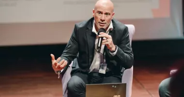 Stire din Politică-Administrație : Ministrul Culturii,  Demeter Andras Istvan, a demisionat după scandalul în care a fost implicat