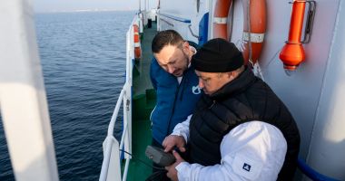Stire din Social : Ministrul Mediului verifică alături de specialiștii constănțeni riscul unei posibile poluări în Marea Neagră