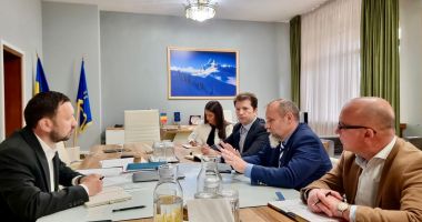 Stire din Social : Ministrul Mircea Fechet și reprezentanții ROMPAP: Dezbateri asupra industriei de celuloză și hârtie