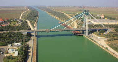 Stire din Eveniment : Podul de la Agigea va fi gata în câteva săptămâni. Dar nimeni nu lucrează la el  de un an. "În județul Constanța e praf totul"