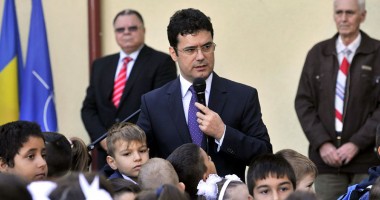 Stire din Cultură-Educație : Ministrul Remus Pricopie vine la Colegiul "Mircea"