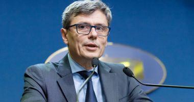 Stire din Politică-Administrație : Virgil Popescu: "Program pentru montarea de panouri fotovoltaice, lansat la sfârşitul acestui an"