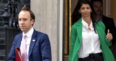 Stire din Actualitate : THE SUN  - Ministrul Sănătății din Marea Britanie a demisionat după ce a fost prins sărutând o consilieră