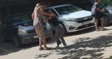 Polițiștii s-au autosesizat după apariția unor imagini în care o femeie agresează o minoră