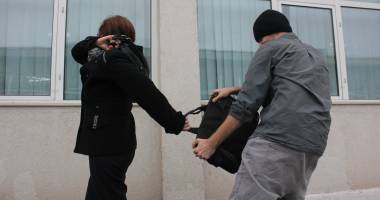 Minor arestat la domiciliu pentru tâlhărie