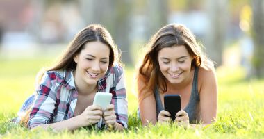 Stire din Sănătate : Orele petrecute în faţa ecranului telefoanelor vă expun riscului de a face miopie
